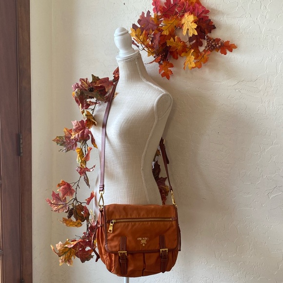 ๐ FABULOUS AUTHENTIC PRADA NYLON CROSSBODY BAGโผ๏ธ - Picture 1 of 17